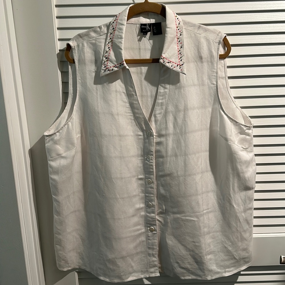 Beautiful Dina K White Button Down sleeveless shirt with beaded collar. Size 2X